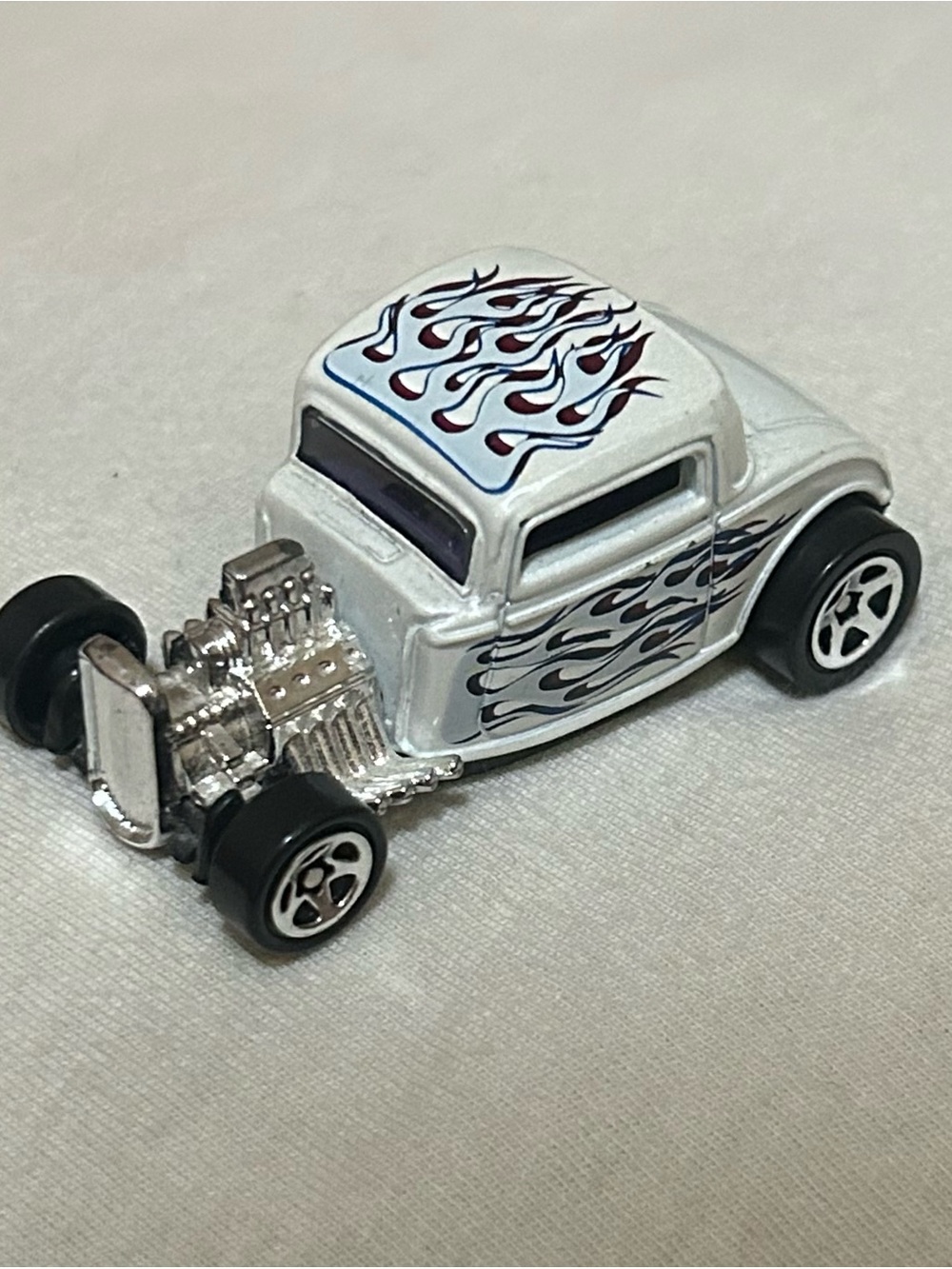 Hot Wheels '32 Ford Coupe Pearl White & Blue Flames Hot Rod
